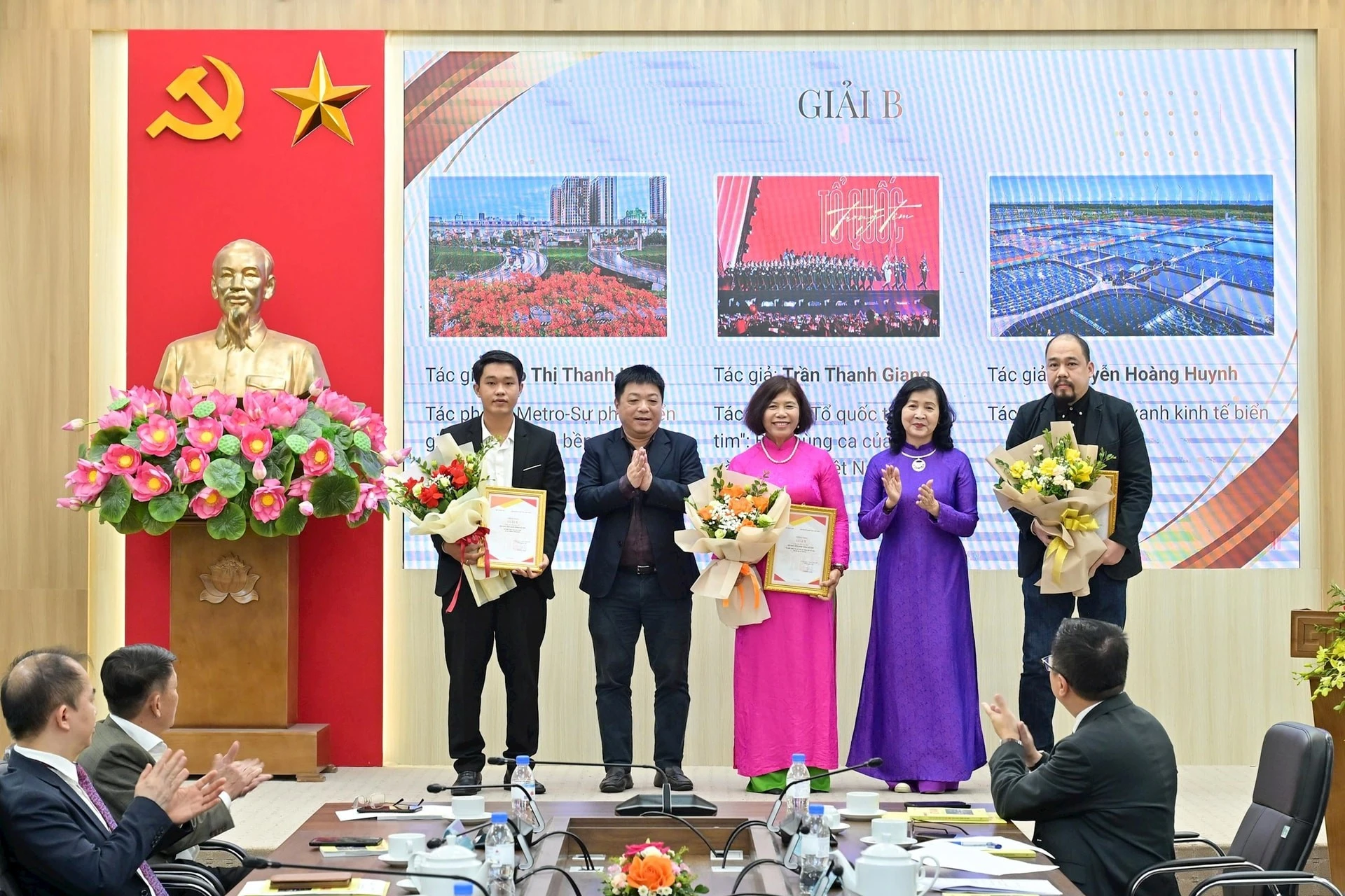 Trao giải B cho các tác giả xuất sắc.