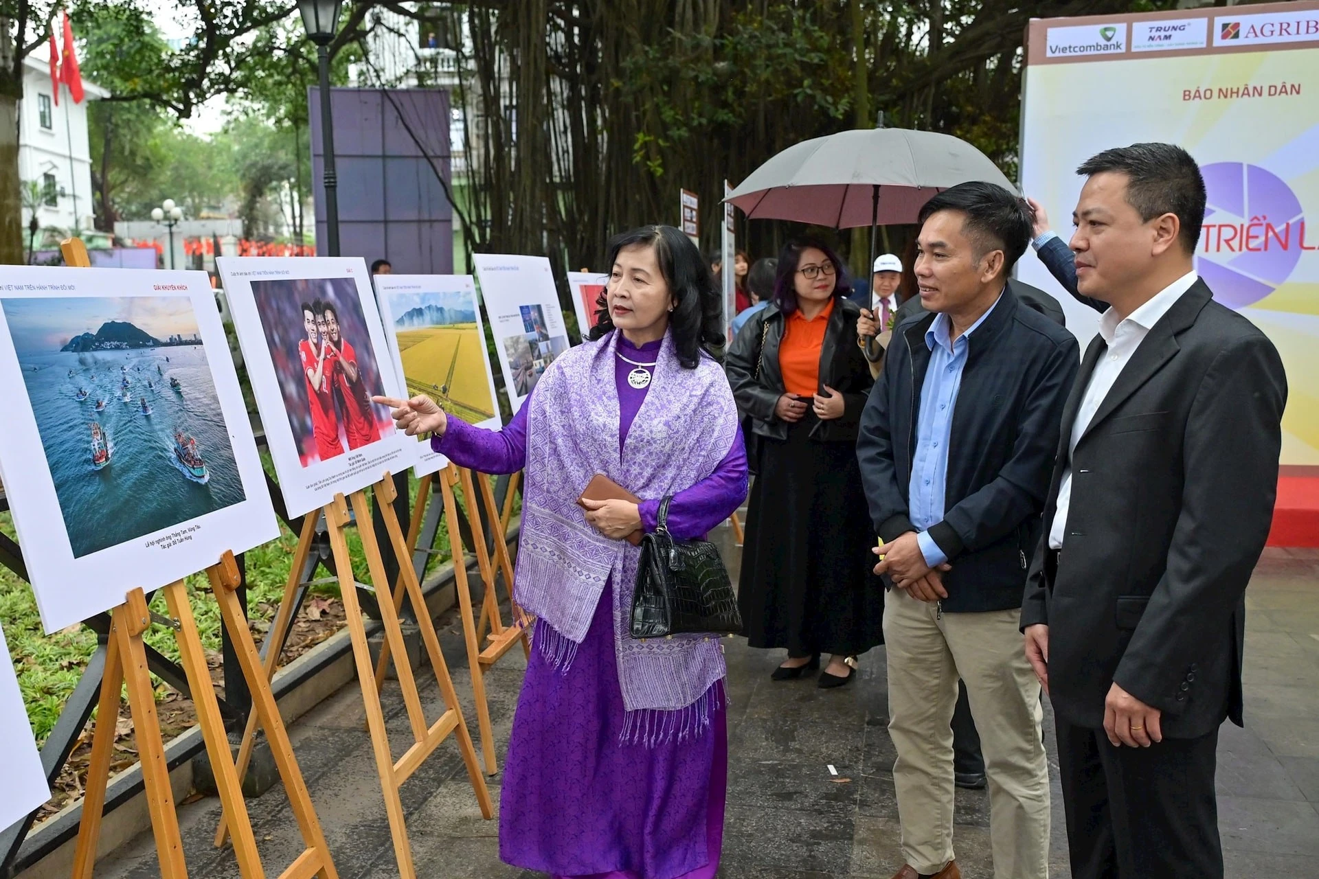 Đại biểu tham quan triển lãm.