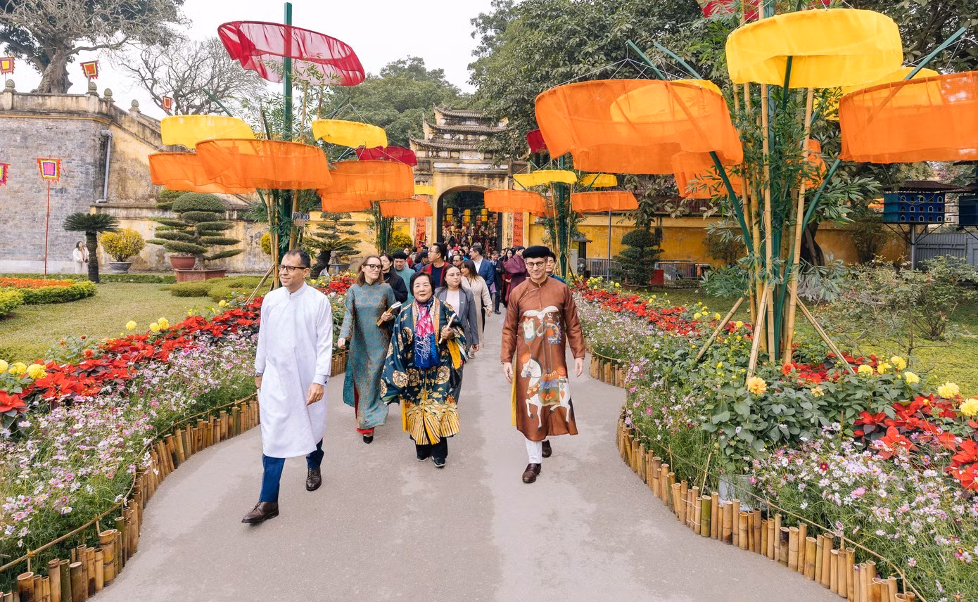 Ông Jonathan Wallace Baker – Trưởng đại diện UNESCO tại Việt Nam (ngoài cùng bên phải) cùng đại diện Các đại sứ, phu nhân đại sứ tham quan và bày tỏ thích thú với đường hoa “Bình Minh Khát Vọng” tại Hoàng Thành Thăng Long.