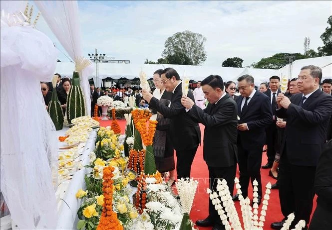 Thường trực Ban Bí thư Trần Cẩm Tú cùng các đồng chí lãnh đạo cấp cao Việt Nam và Lào dâng hoa viếng đồng chí Xaysomphone Phomvihane, Ủy viên Bộ Chính trị, Chủ tịch Quốc hội Lào. Ảnh: Phương Hoa/TTXVN