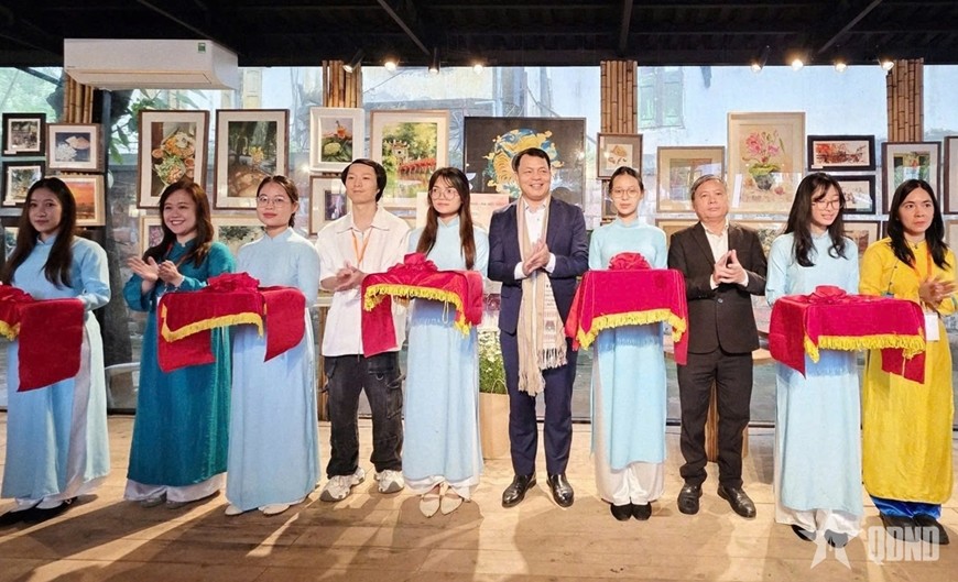 Các đại biểu cắt băng khai mạc Triển lãm tranh “Hà Nội thanh tân”.