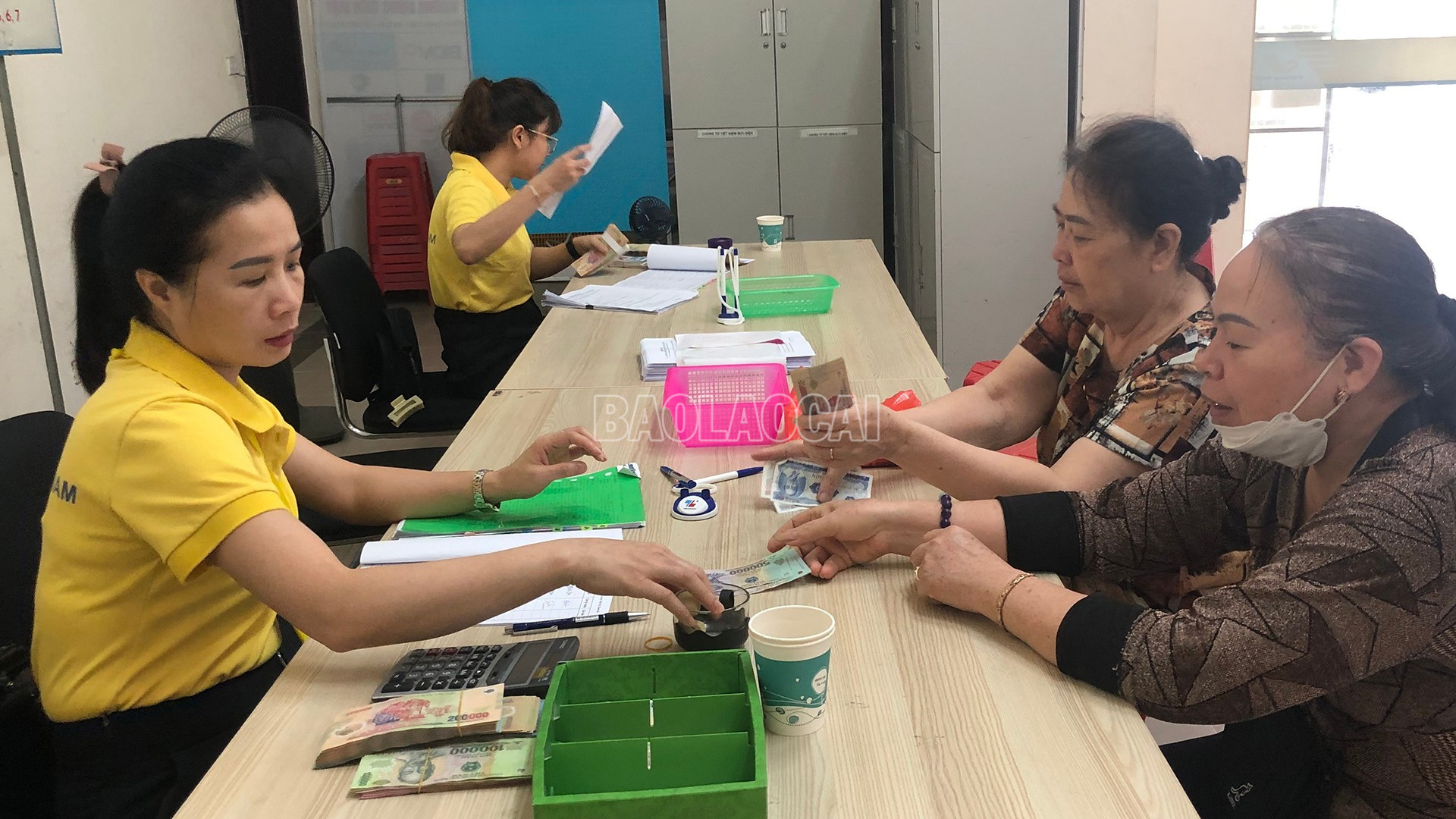 Nhân viên Bưu điện tỉnh chi trả lương hưu cho người dân trên địa bàn phường Yên Bái. baolaocai-c_7-7-giaiquyetbhxh.jpg