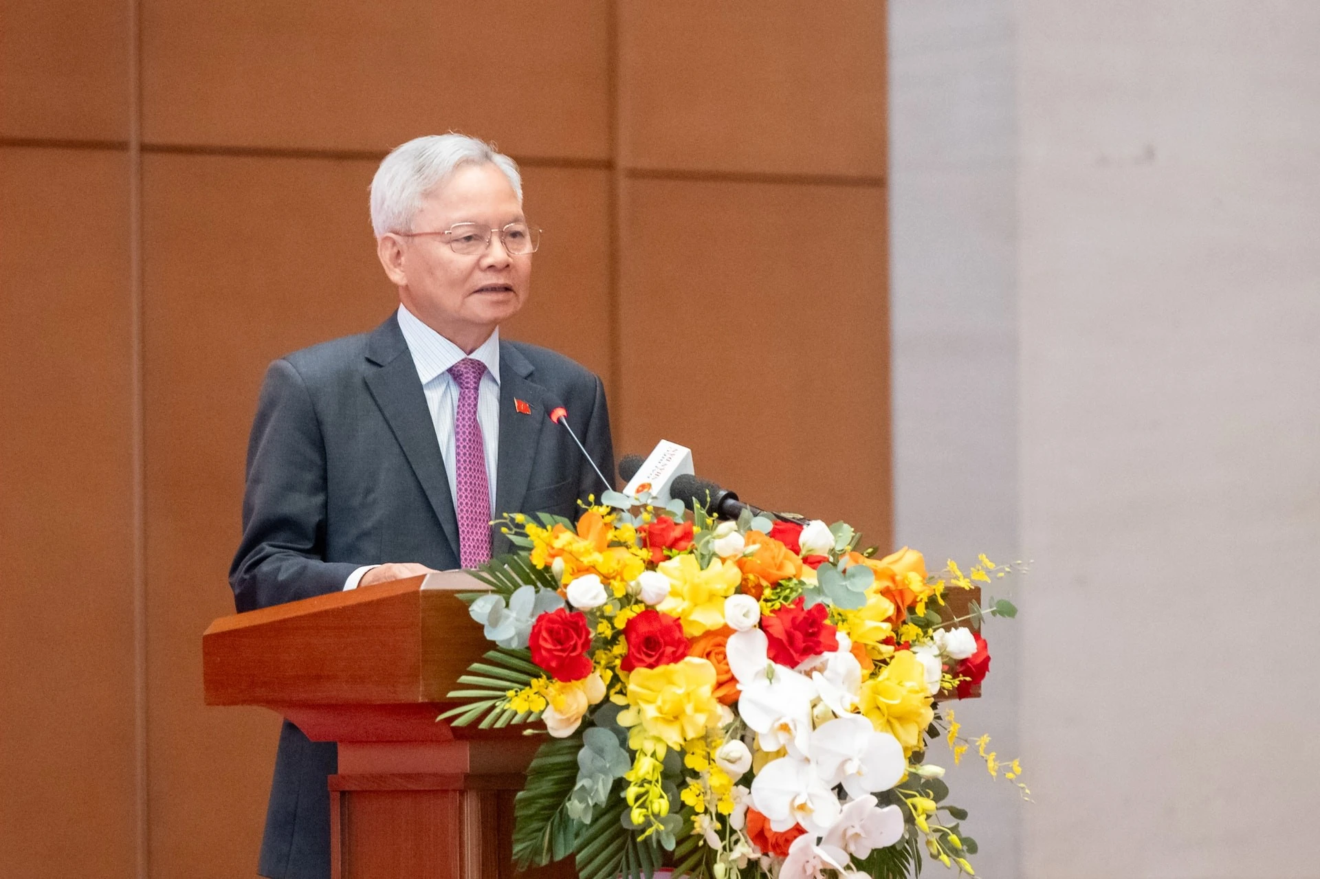 GS.TS Tạ Ngọc Tấn, Phó Chủ tịch Hội đồng Lý luận Trung ương tham luận tại hội thảo.