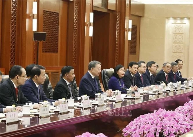 Tổng Bí thư, Chủ tịch nước Tô Lâm và thành viên Đoàn cấp cao Việt Nam tại cuộc hội kiến Ủy viên trưởng Nhân đại toàn quốc Trung Quốc Triệu Lạc Tế.
