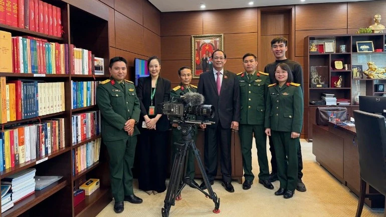 Khoảnh khắc ê-kíp lưu lại kỷ niệm trong quá trình thực hiện bộ phim.