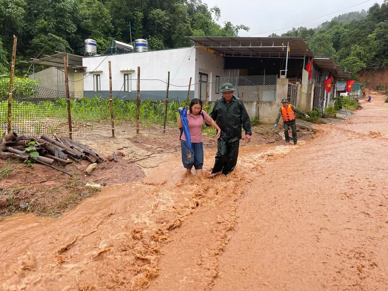 Mưa lũ tại Điện Biên vừa qua đã gây ngập lụt và sạt lở hàng trăm ngôi nhà. Mưa lũ tại Điện Biên vừa qua đã gây ngập lụt và sạt lở hàng trăm ngôi nhà.