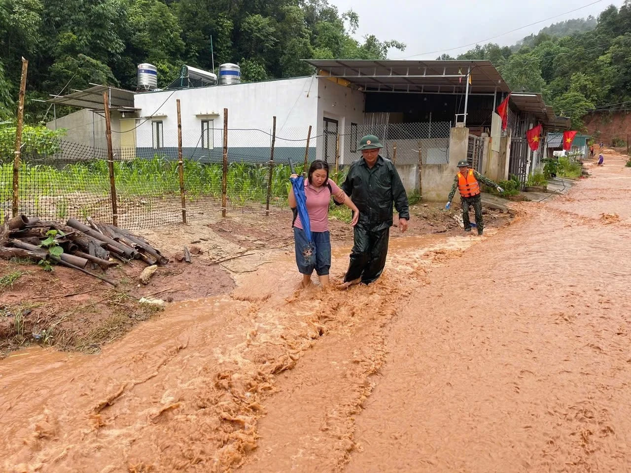 Mưa lũ tại Điện Biên vừa qua đã gây ngập lụt và sạt lở hàng trăm ngôi nhà.