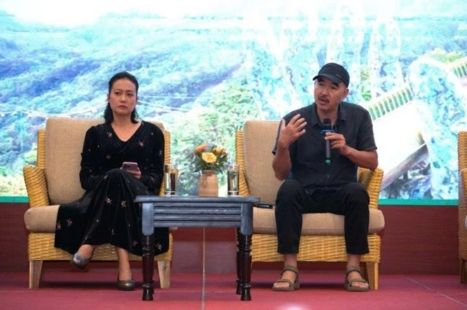 Đạo diễn Bùi Thạc Chuyện và diễn viên Hồng Ánh giao lưu chia sẻ về sản xuất phim chiến tranh.