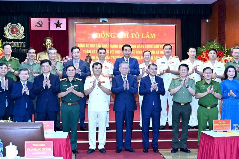 Tổng Bí thư Tô Lâm với các đồng chí lãnh đạo Đảng, Nhà nước và cán bộ, chiến sĩ Cục Cảnh sát hình sự.