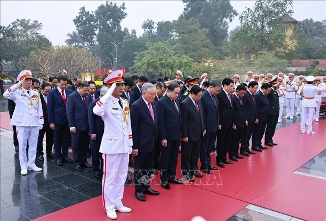 Đoàn đại biểu lãnh đạo Đảng, Nhà nước do Tổng Bí thư Tô Lâm dẫn đầu đến đặt vòng hoa tại Đài tưởng niệm các Anh hùng liệt sĩ trên đường Bắc Sơn (Ba Đình, Hà Nội).