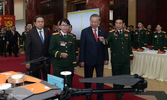 Tổng Bí thư Tô Lâm, Chủ tịch Quốc hội Trần Thanh Mẫn và Bộ trưởng Quốc phòng Phan Văn Giang tham quan một số sản phẩm công nghiệp quốc phòng.