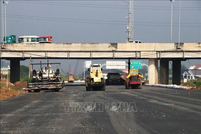 Các đơn vị thi công tập trung thiết bị, nhân lực đẩy nhanh tiến độ dự án Vành đai 3 TP Hồ Chí Minh đoạn qua tỉnh Tây Ninh, phấn đấu thông xe kỹ thuật trong tháng 12-2025.