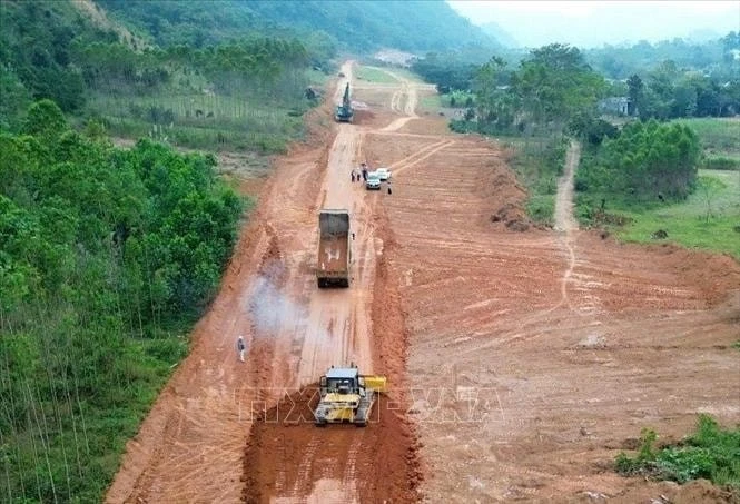 Các đơn vị thi công huy động tối đa máy móc, thiết bị để tăng tốc thi công cao tốc Hòa Bình – Sơn La, góp phần đẩy mạnh giải ngân vốn đầu tư công theo kế hoạch.