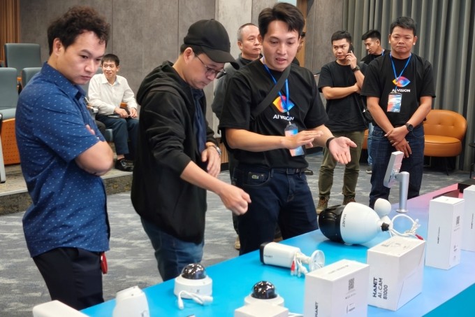 Người dùng trải nghiệm các sản phẩm camera Make in Viet Nam.