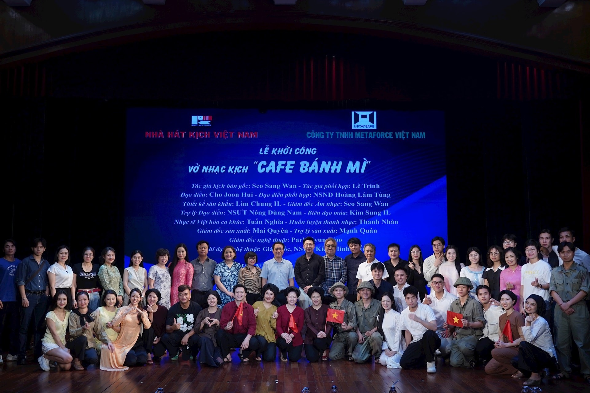 Ê kíp hùng hậu thực hiện vở nhạc kịch "Café bánh mì". Ê kíp hùng hậu thực hiện vở nhạc kịch "Café bánh mì".