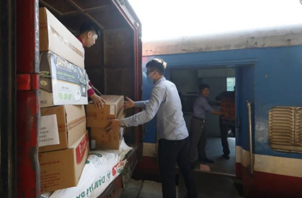 Ngành đường sắt hỗ trợ vận chuyển hàng cứu trợ tới người dân gặp lũ, lụt.