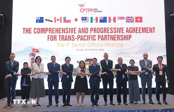 Các Trưởng đoàn tham dự phiên họp chụp ảnh chung.