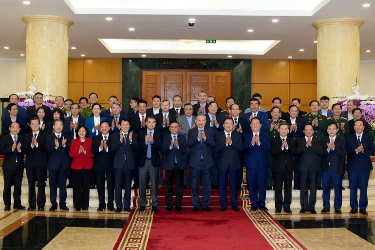 Tổng Bí thư Tô Lâm với các đồng chí lãnh đạo Đảng, Nhà nước và các đại biểu tham dự phiên họp.