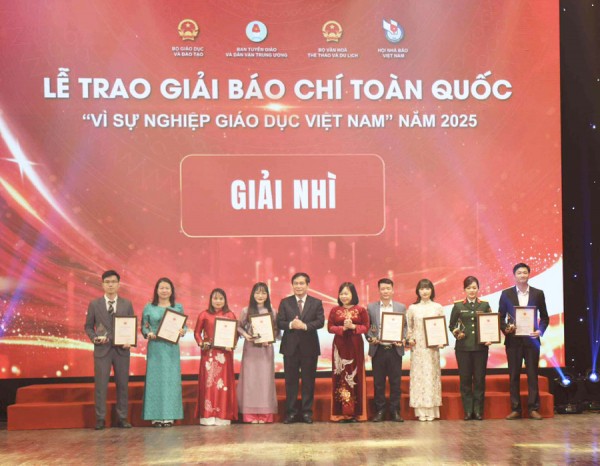 Ban tổ chức trao giải Nhì cho tác tác giả, nhóm tác giả đoạt giải.