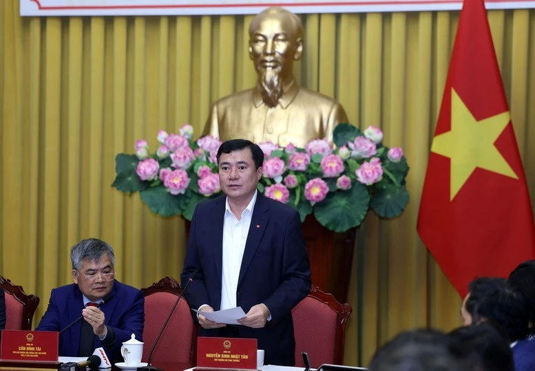 Thứ trưởng Bộ Công Thương Nguyễn Sinh Nhật Tân giới thiệu về nội dung chủ yếu của Luật Thương mại điện tử.