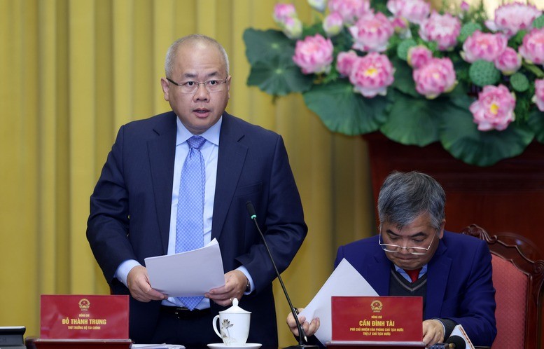 Thứ trưởng Bộ Tài chính Đỗ Thành Trung giới thiệu nội dung các luật tại cuộc họp báo.