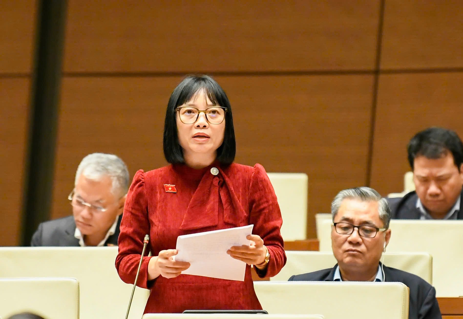 Đại biểu Nguyễn Thị Việt Nga (Đoàn Hải Phòng) phát biểu thảo luận.