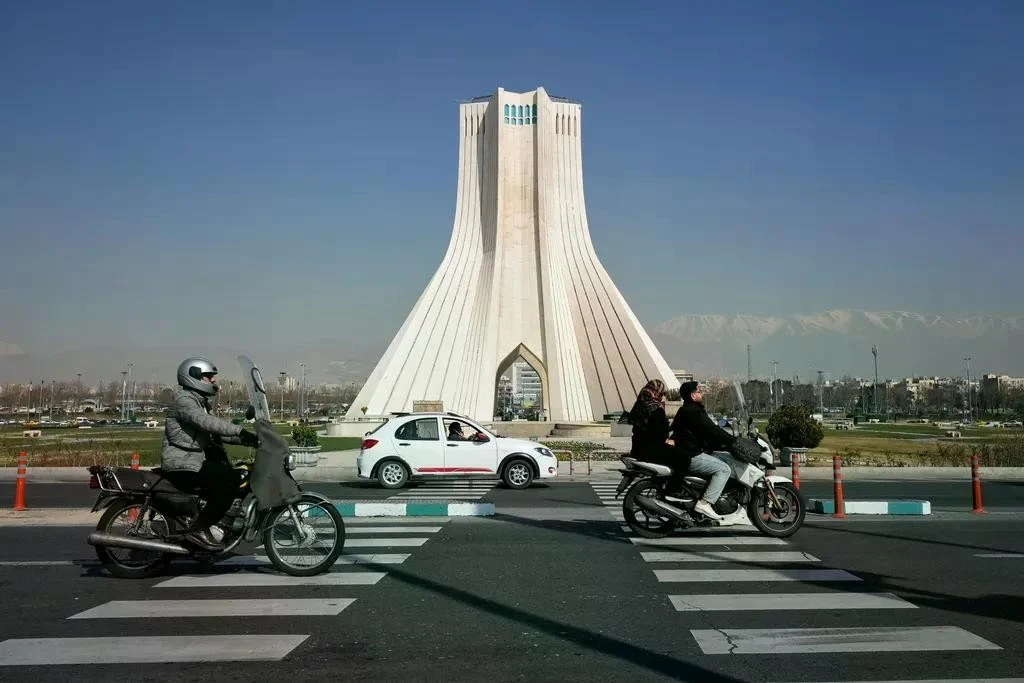 Các phương tiện lưu thông qua tượng đài Azadi (Tự do) ở Tehran, Iran, ngày 22/2/2026.