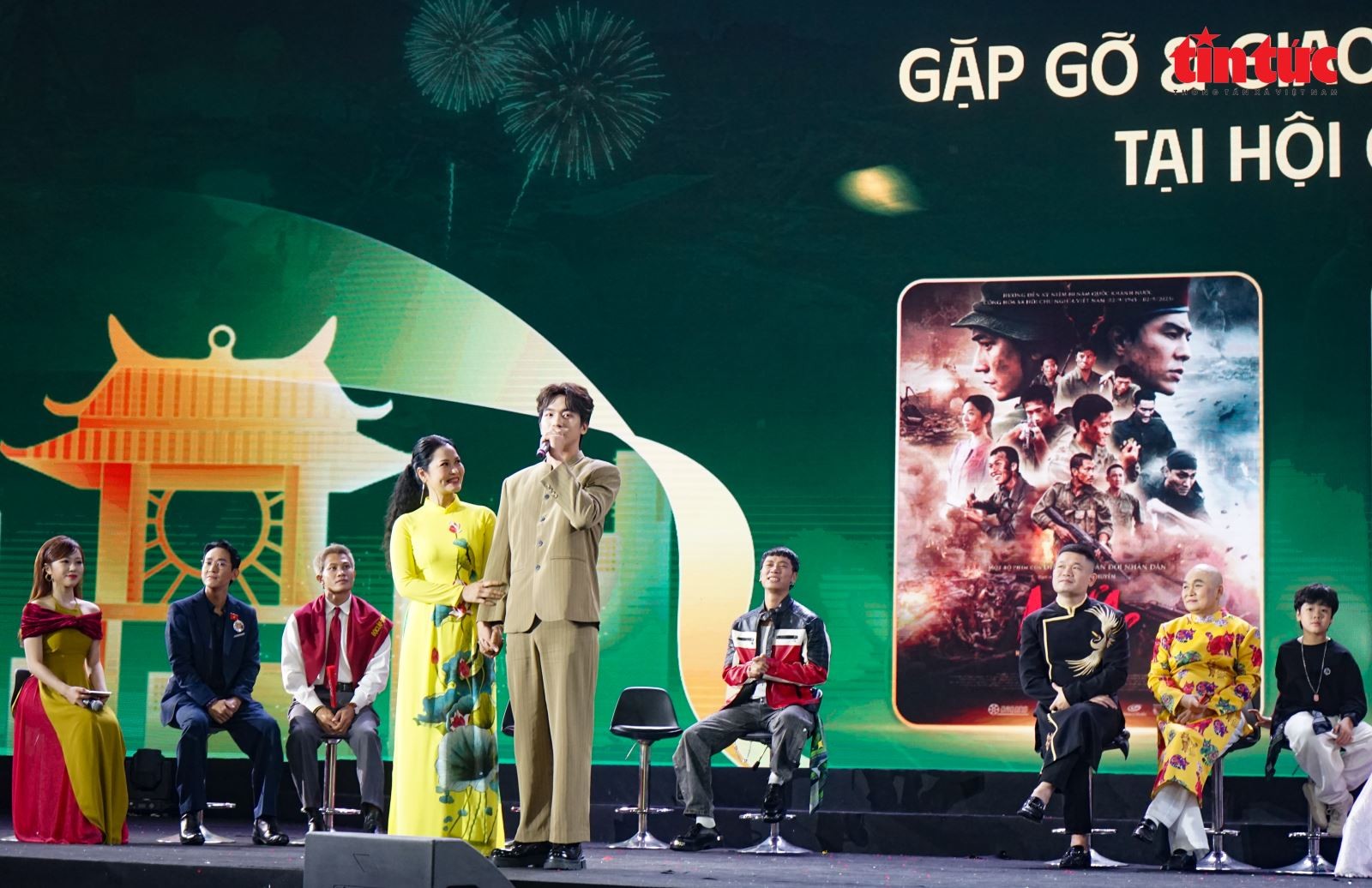 Các diễn viên phim &quot;Mưa đỏ&quot; giao lưu cùng khán giả yêu mến bộ phim.