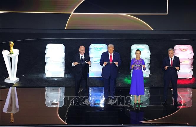 Tổng thống Mỹ Donald Trump, Tổng thống Mexico Claudia Sheinbaum và Thủ tướng Canada Mark Carney tại lễ bốc thăm FIFA World Cup 2026 ở Washington D.C., ngày 5/12/2025.