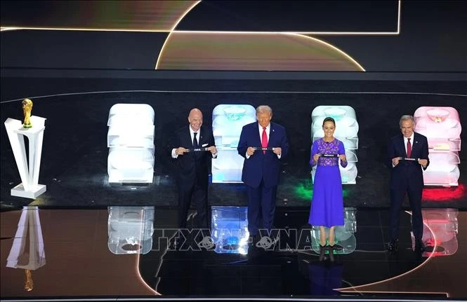 Tổng thống Mỹ Donald Trump, Tổng thống Mexico Claudia Sheinbaum và Thủ tướng Canada Mark Carney tại lễ bốc thăm FIFA World Cup 2026 ở Washington D.C., ngày 5/12/2025.