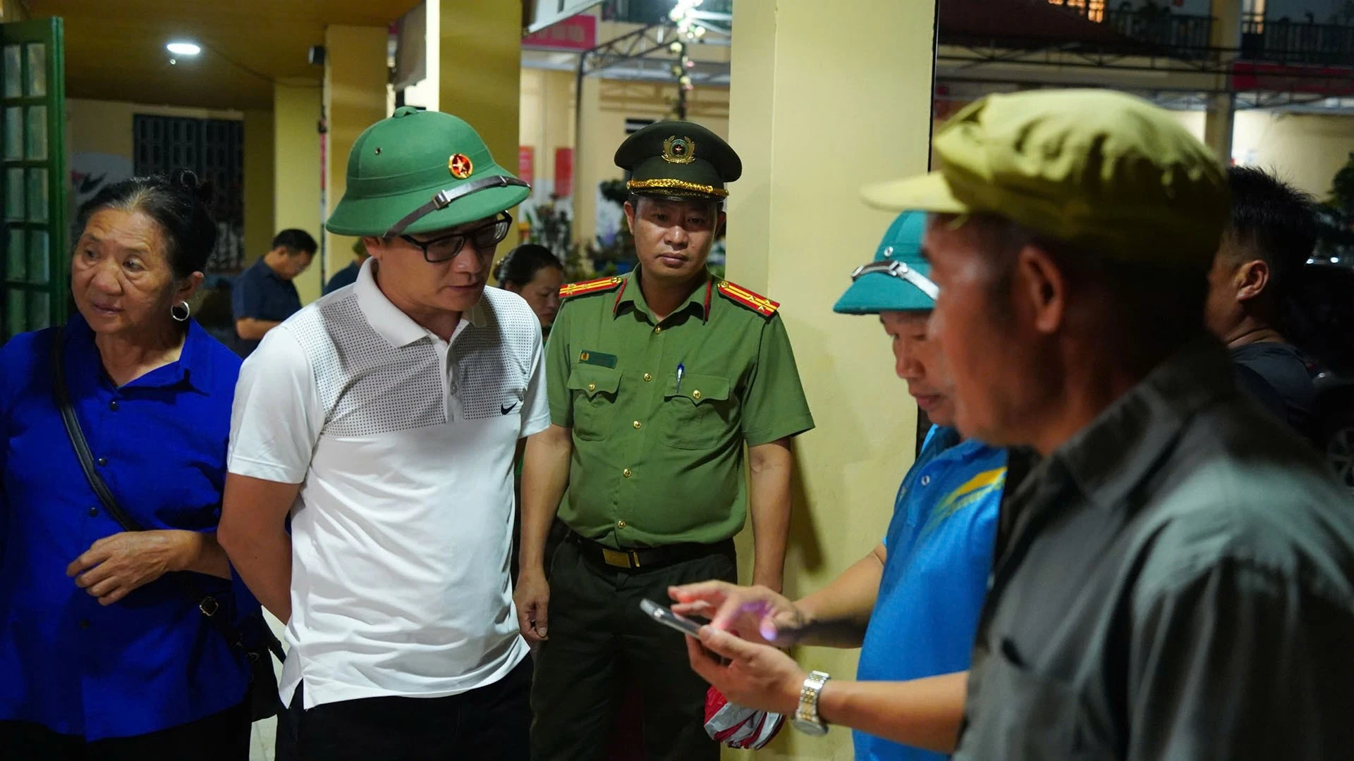 Lãnh đạo xã Mường Khương trực tiếp đến chỉ đạo, kiểm tra, vận động 21 hộ gia đình có nguy cơ ảnh hưởng thiên tai cao sơ tán đến nơi an toàn hơn.