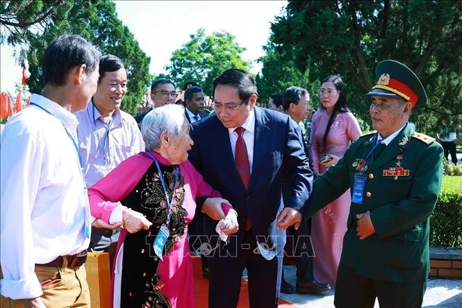 Thủ tướng Phạm Minh Chính với Mẹ Việt Nam Anh hùng, Anh hùng Lực lượng vũ trang nhân dân tham dự Lễ kỷ niệm 120 năm Ngày sinh Thủ tướng Phạm Văn Đồng.