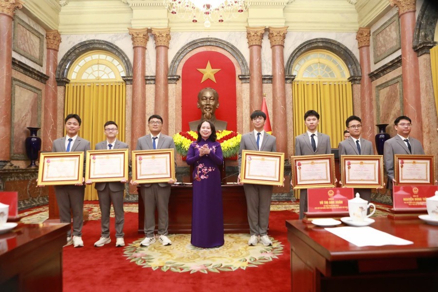 A diákokat Vietnam elnöke másodosztályú munkaérmével tüntette ki, amelyet Vo Thi Anh Xuan alelnök adott át. Học sinh được Phó Chủ tịch nước Võ Thị Ánh Xuân trao tặng Huân chương Lao động hạng Nhì của Chủ tịch nước.