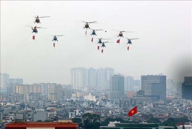 Mở đầu cuộc diễu binh, diễu hành là màn trình diễn của biên đội máy bay trực thăng của Không quân nhân dân mang theo cờ Đảng, cờ Tổ quốc. Mở đầu cuộc diễu binh, diễu hành là màn trình diễn của biên đội máy bay trực thăng của Không quân nhân dân mang theo cờ Đảng, cờ Tổ quốc.