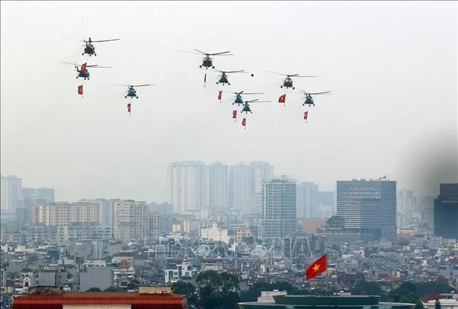 Mở đầu cuộc diễu binh, diễu hành là màn trình diễn của biên đội máy bay trực thăng của Không quân nhân dân mang theo cờ Đảng, cờ Tổ quốc.