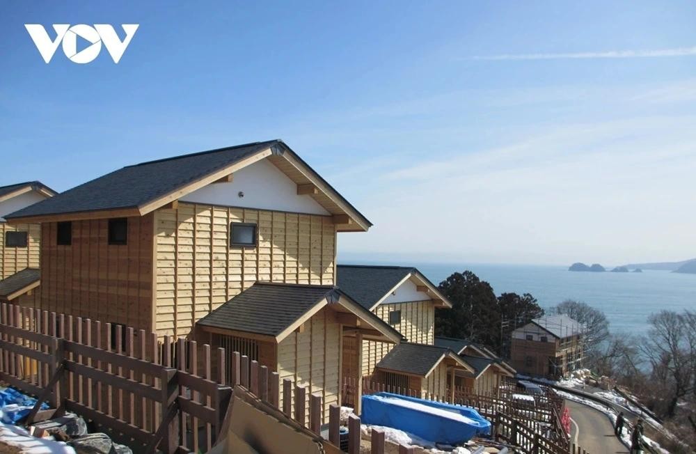 Một ngôi làng ven biển được xây dựng lại.