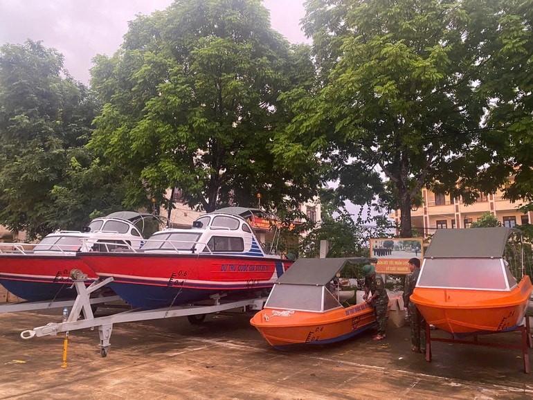 Nhiều xuồng, bè được xuất cấp đến các tỉnh bị ngập, lụt.