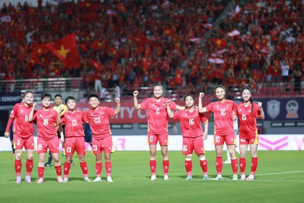 Đoàn quân HLV Mai Đức Chung có 3 điểm đầu tiên tại AFF Cup nữ 2025. Đội chủ nhà tạm đứng thứ 2 tại bảng A do kém ĐT nữ Thái Lan về hiệu số phụ.