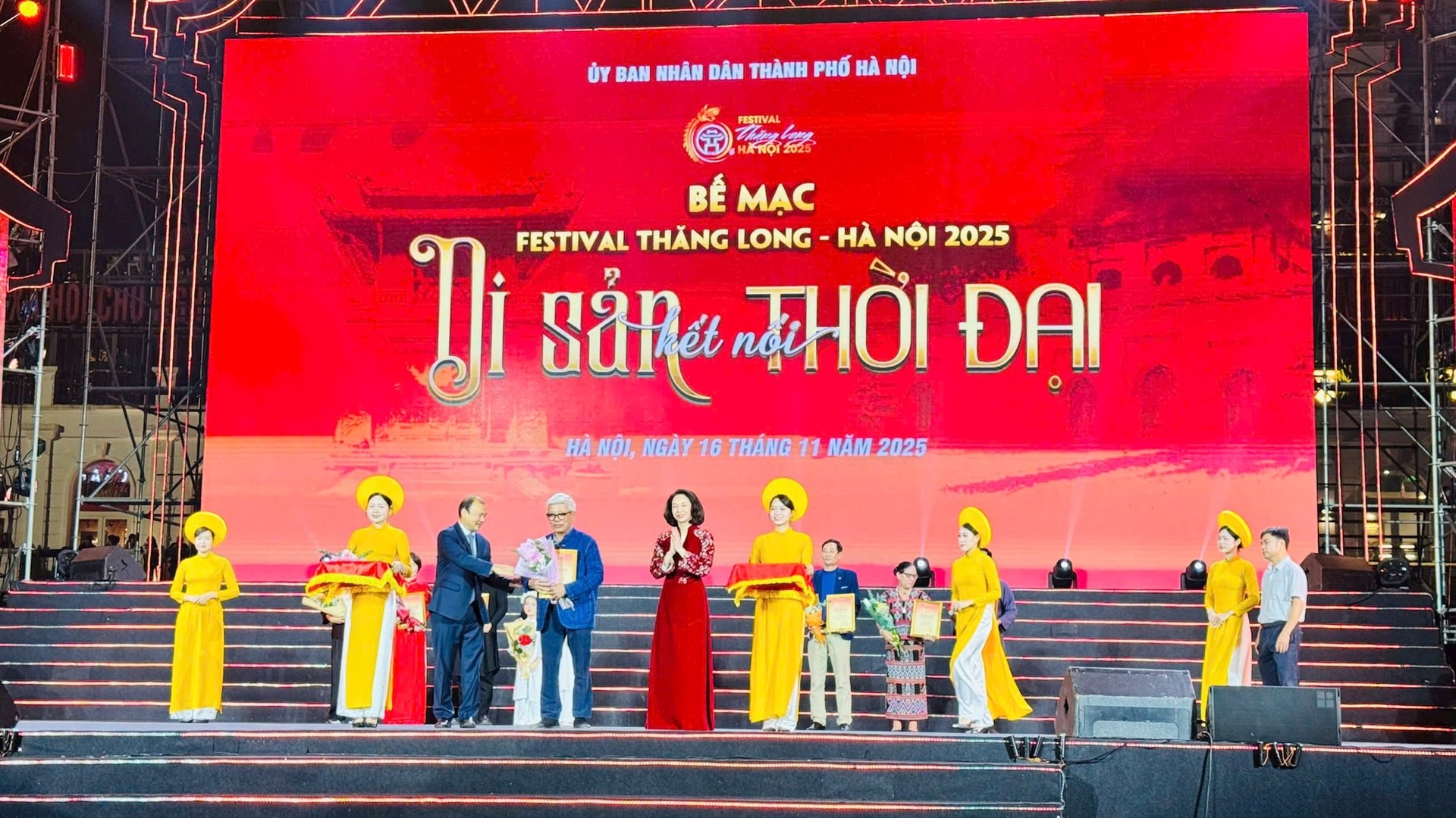 Thứ trưởng Bộ VHTTDL Lê Hải Bình và Phó Chủ tịch UBND thành phố Hà Nội Vũ Thu Hà tặng hoa và trao giấy chứng nhận cho các đơn vị tham gia lễ hội.