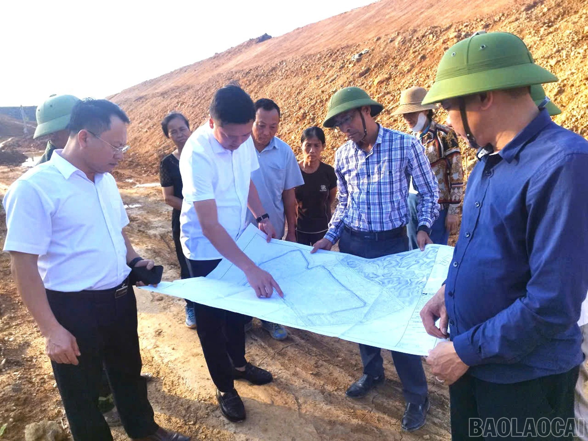 baolaocai-br_lanh-dao-dang-uy-phuong-au-lau-kiem-tra-tien-do-thi-cong-ha-tang-khu-cong-nghiep-tran-yen-anh-thanh-nghi.jpg