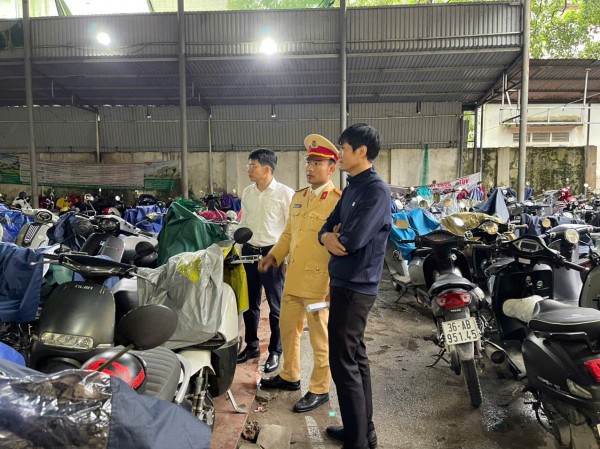 Lực lượng Công an phối hợp kiểm tra các bãi gửi xe.