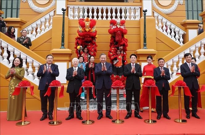 Tổng Bí thư Tô Lâm, Chủ tịch nước Lương Cường, Thường trực Ban Bí thư Trần Cẩm Tú và các đồng chí lãnh đạo, nguyên lãnh đạo Đảng, Nhà nước cắt băng khánh thành dự án cải tạo, sửa chữa, nâng cấp, xây mới trụ sở làm việc Cơ quan Chủ tịch nước tại số 2 Lê Thạch.