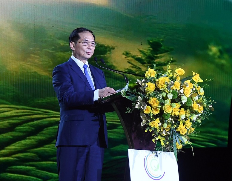 Phó Thủ tướng Bùi Thanh Sơn bày tỏ mong muốn các đối tác quốc tế tiếp tục mở rộng hợp tác đầu tư-kinh doanh, ứng dụng công nghệ cao nhằm giúp ngành chè của tỉnh Lâm Đồng và của Việt Nam nói chung phát triển sản xuất, mở rộng thị trường.