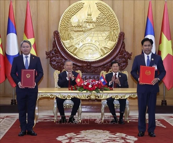 Tổng Bí thư Tô Lâm và Tổng Bí thư, Chủ tịch nước Lào Thongloun Sisoulith chứng kiến trao Thỏa thuận hợp tác giữa Bộ Tư pháp Việt Nam và Bộ Tư pháp Lào giai đoạn 2026 - 2030.