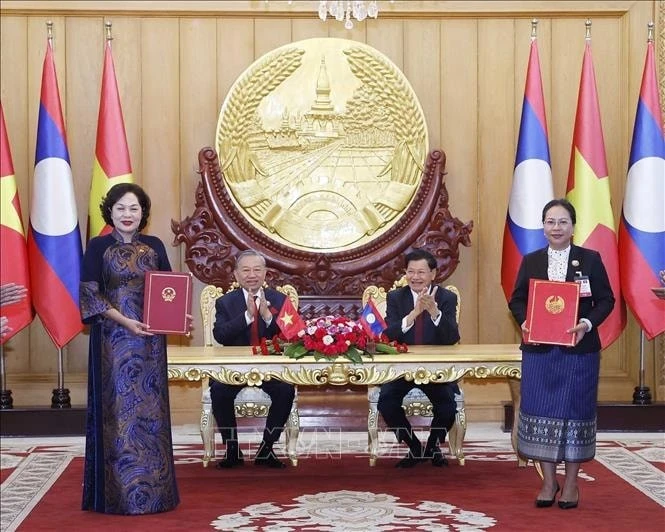 Tổng Bí thư Tô Lâm và Tổng Bí thư, Chủ tịch nước Lào Thongloun Sisoulith chứng kiến trao Bản ghi nhớ về hợp tác các hoạt động ngân hàng trọng tâm giai đoạn 2026 - 2030.