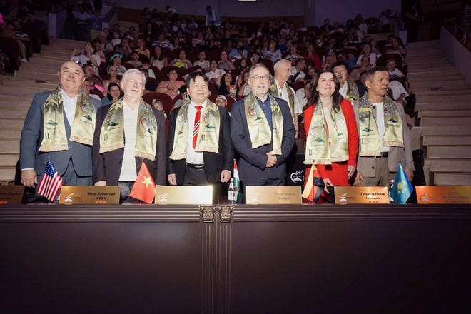 Nghệ sỹ Nhân dân Tống Toàn Thắng cùng các thành viên Ban giám khảo tại Liên hoan. Nghệ sỹ Nhân dân Tống Toàn Thắng cùng các thành viên Ban giám khảo tại Liên hoan.