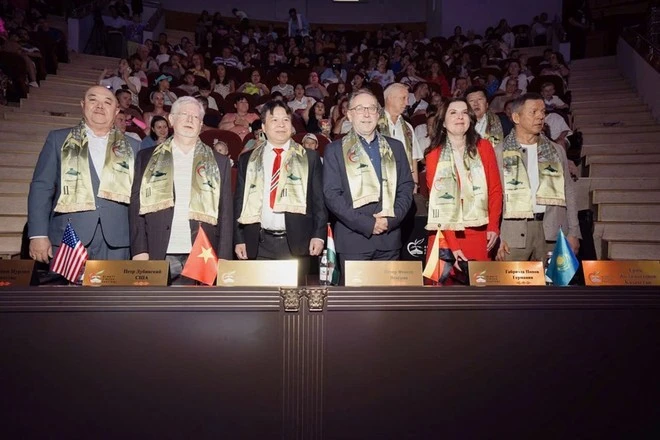 Nghệ sỹ Nhân dân Tống Toàn Thắng cùng các thành viên Ban giám khảo tại Liên hoan.