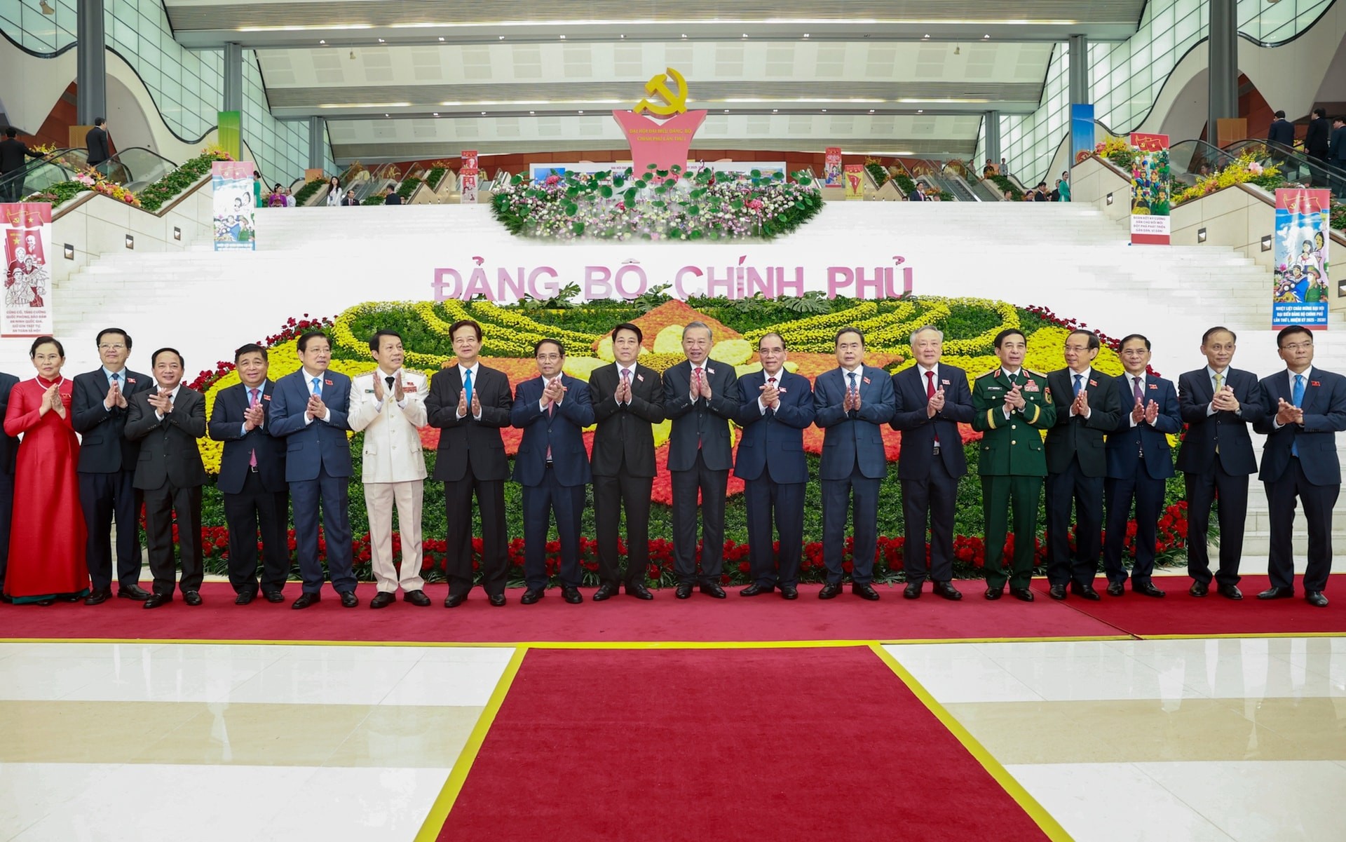 Trước khi khai mạc Đại hội, Tổng Bí thư Tô Lâm và các đại biểu tham quan triển lãm thành tựu của các bộ, ngành, cơ quan trực thuộc Chính phủ. Trước khi khai mạc Đại hội, Tổng Bí thư Tô Lâm và các đại biểu tham quan triển lãm thành tựu của các bộ, ngành, cơ quan trực thuộc Chính phủ.