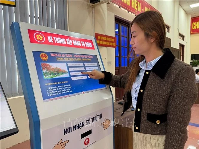 Người dân lấy số thứ tự tại Trung tâm phục vụ hành chính công tại xã An Thành, thành phố Hải Phòng.