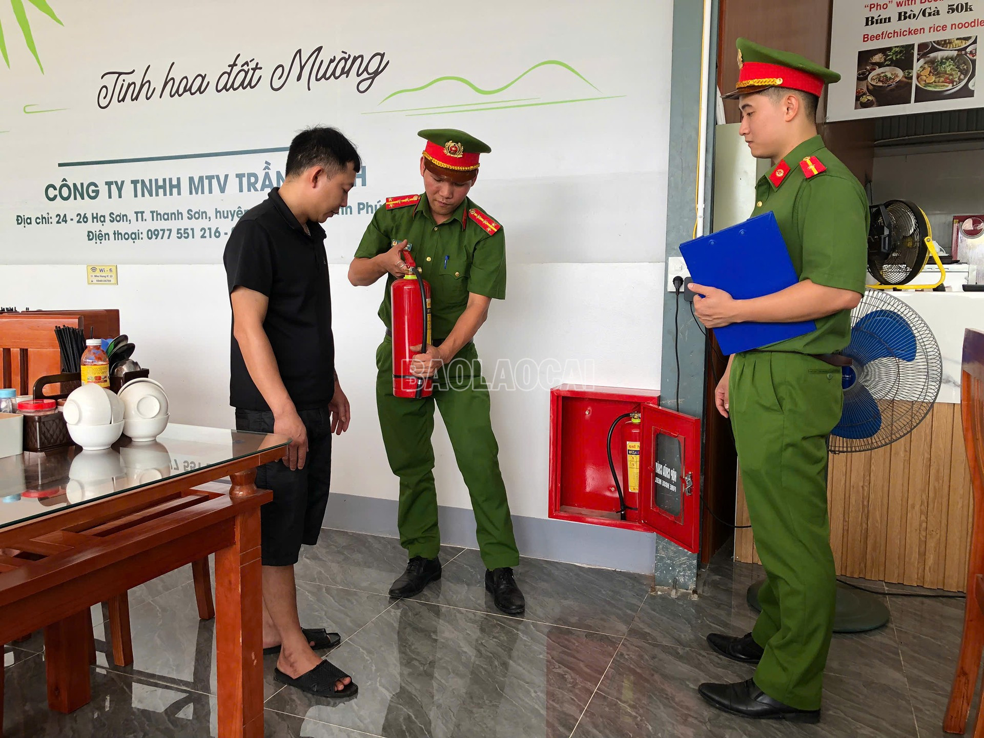 Công an phường Âu Lâu, tỉnh Lào Cai tăng cường công tác kiểm tra, hướng dẫn người dân cách sử dụng các thiết bị chữa cháy tại chỗ. baolaocai-c_30-8-anh2.jpg